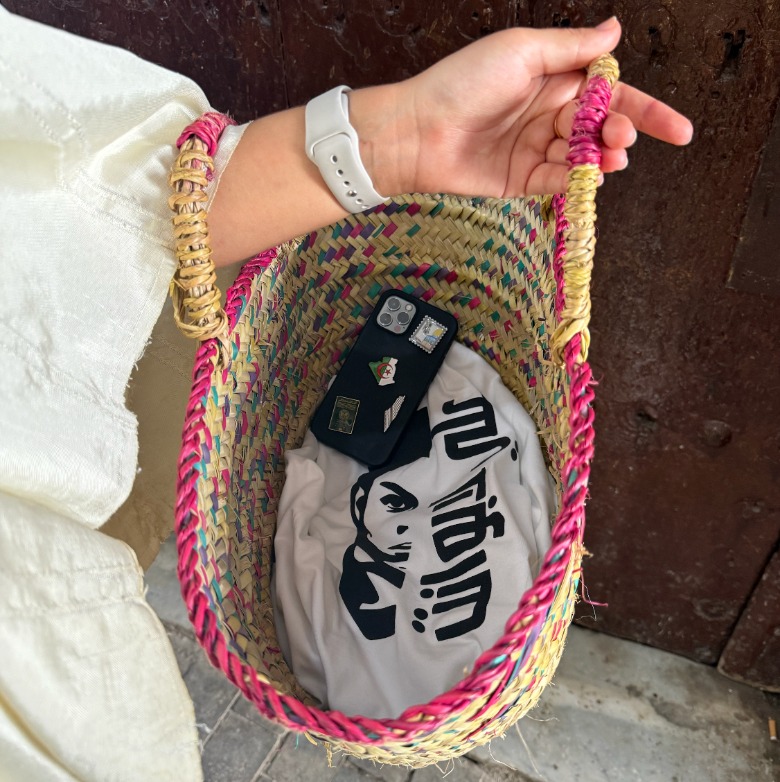 panier en osier avec stickers en metal algerie palestine et tshirt ali la pointe